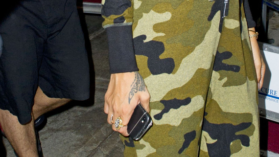 Rihanna possède plusieurs tatouages sur les doigts