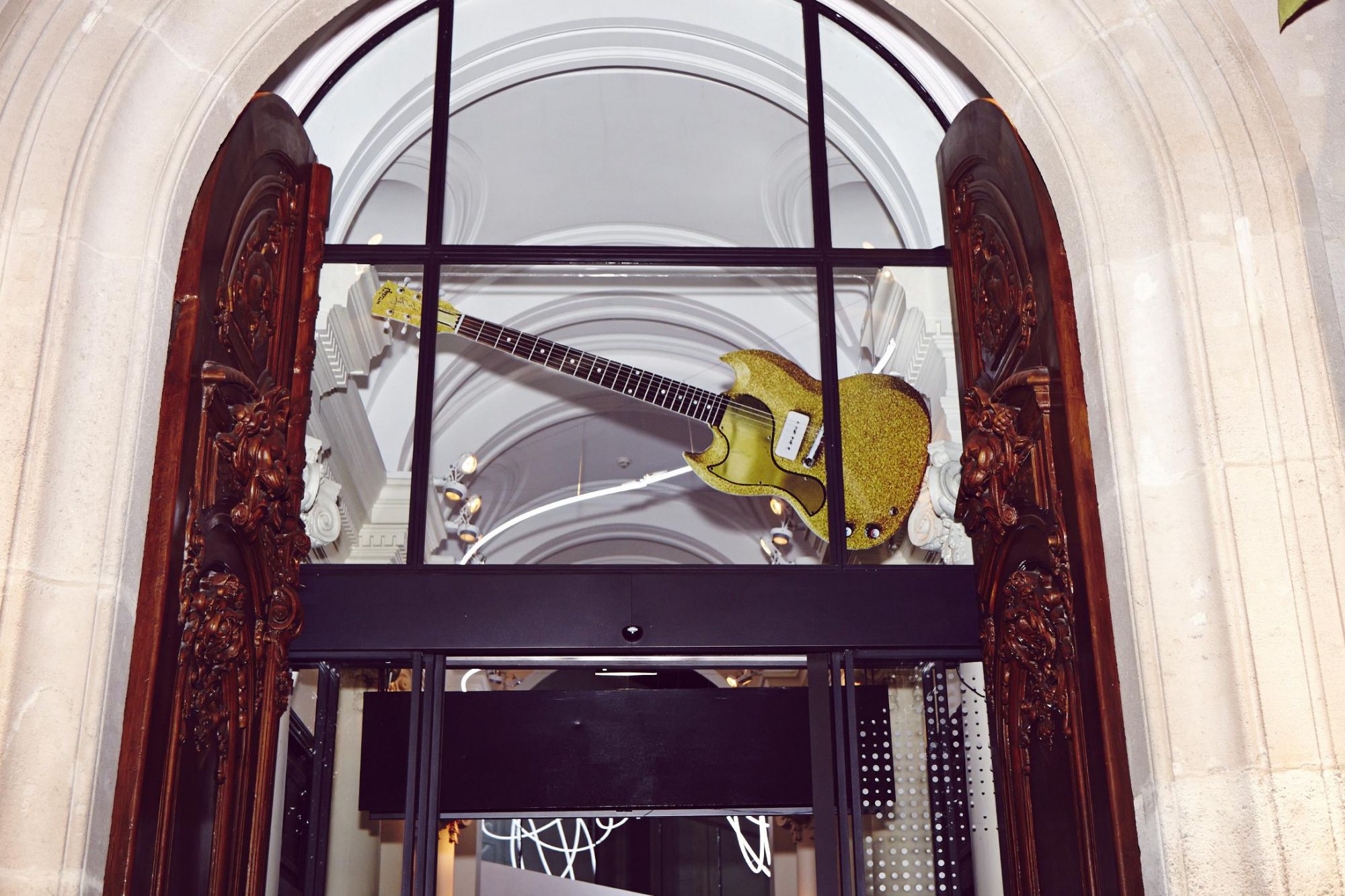 La guitare géante de 2 mètres de haut au-dessus de l'entrée du W