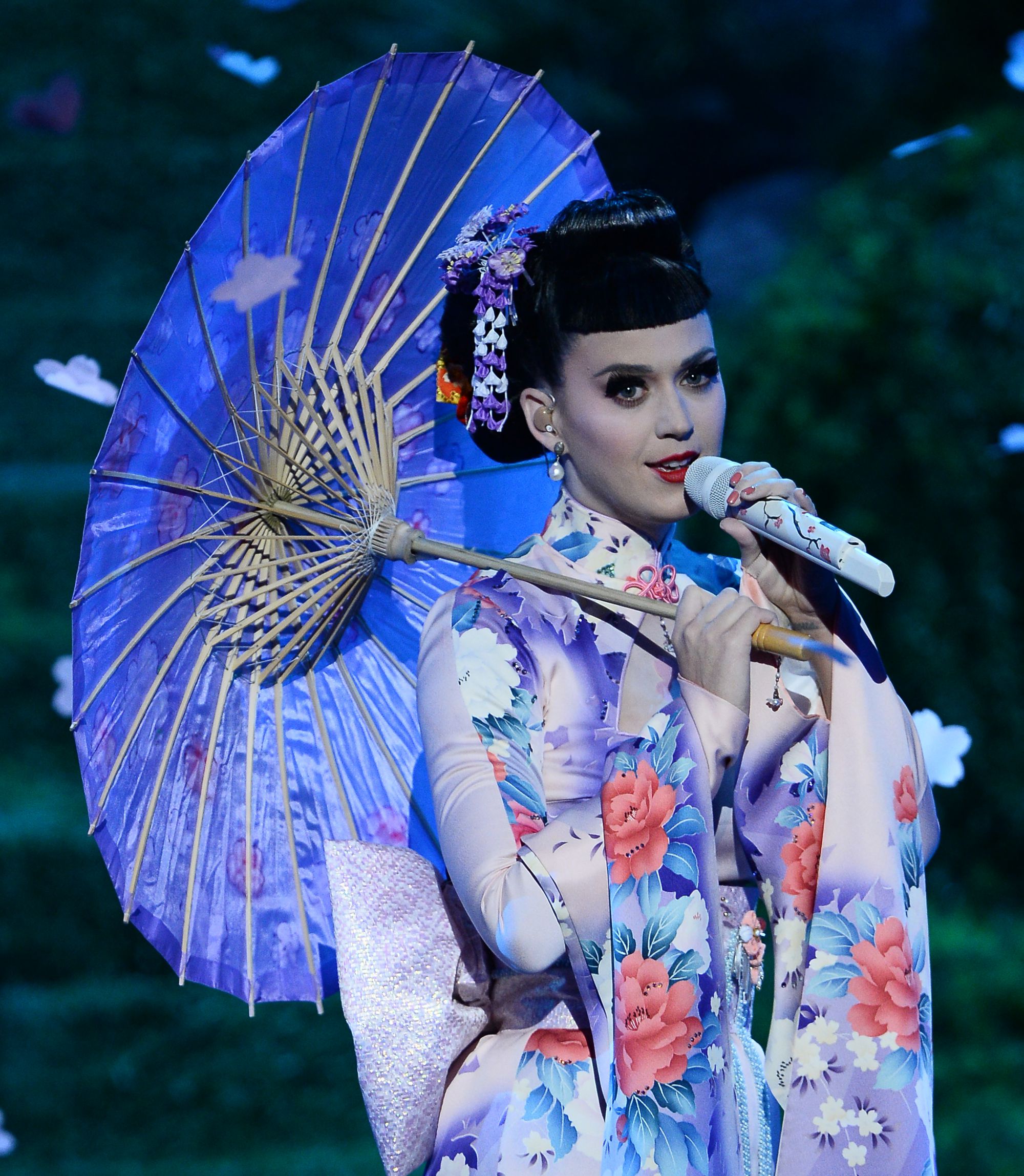 Katy Perry chante aux AMA déguisée en geisha