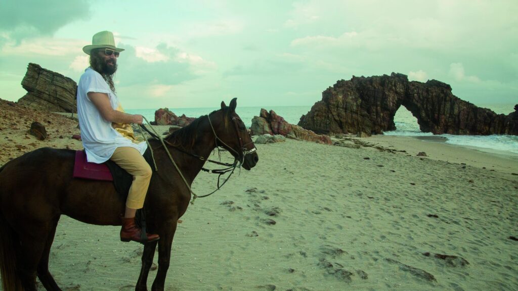Sebastien et son cheval sur la plage de Brazilia par Ruda Cabral