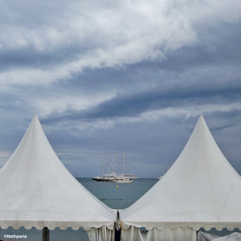 Promenade sur la Croisette...entre deux parasols les bateaux sont bien là ! – Samsung Galaxy S4 Zoom
Nathalie Geffroy