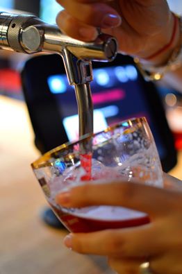 Au bar Au Fût et à mesure, les clients se servent eux-même de la bière
 
