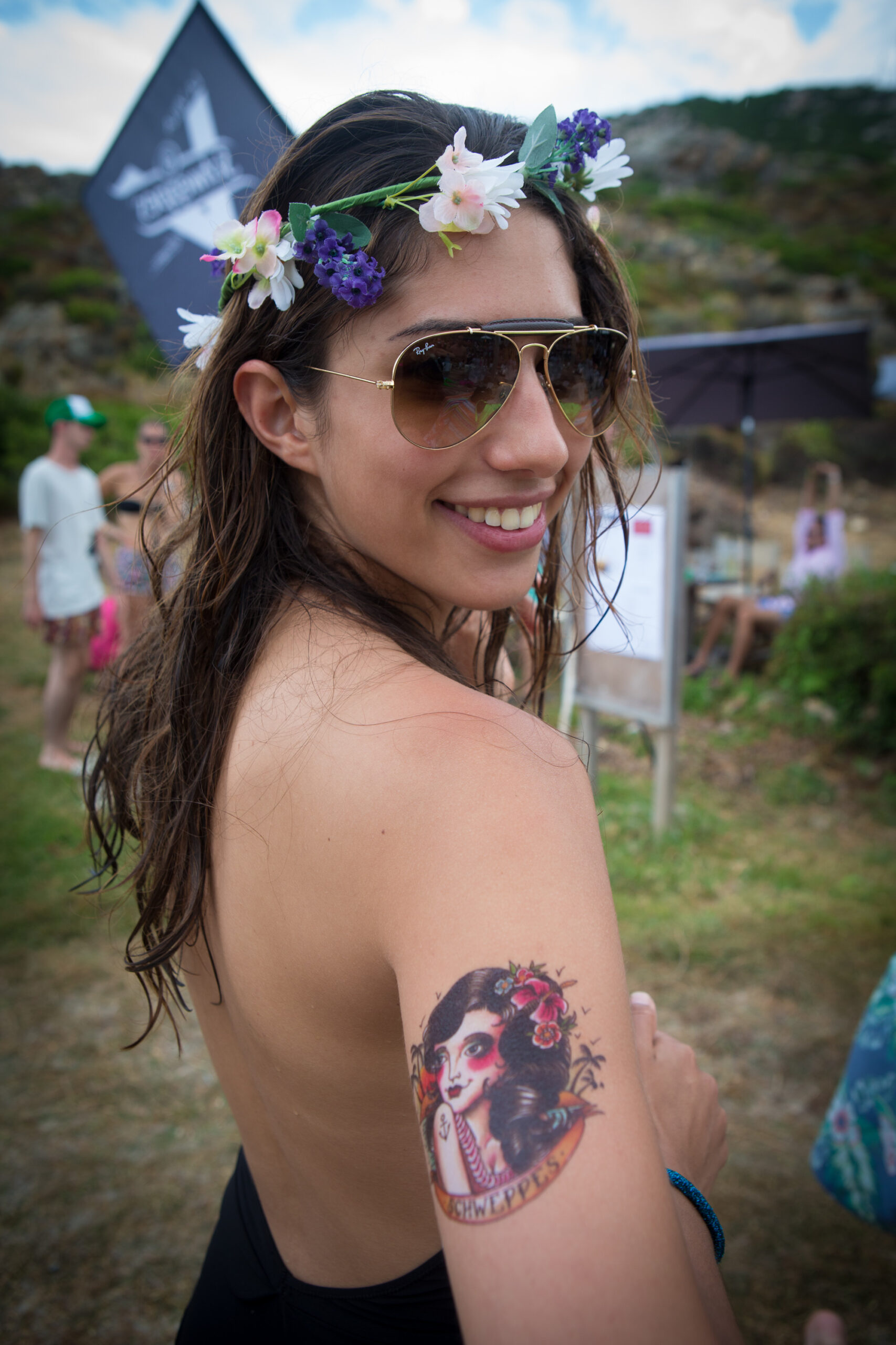 Calvi On The Rocks - une festivalière tatouée par Schweppes