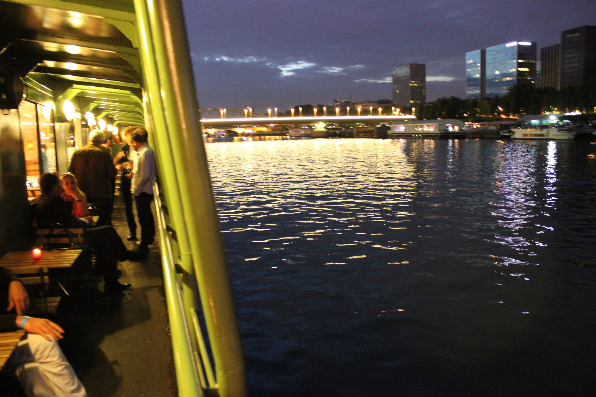 Le Playtime - Vue sur la Seine illuminée