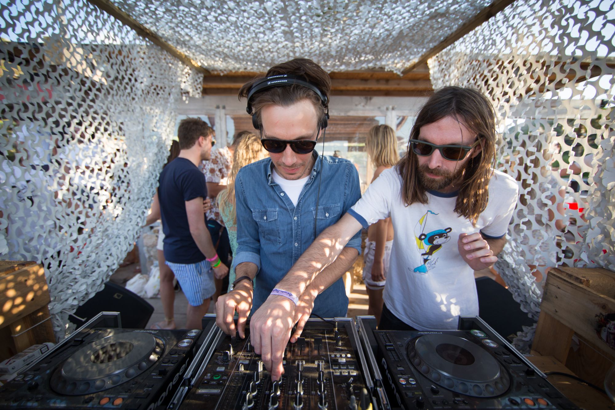 Yuksek et Breakbot en DJ set à Mar A Beach à La Villa Schweppes le 9 juillet 2014