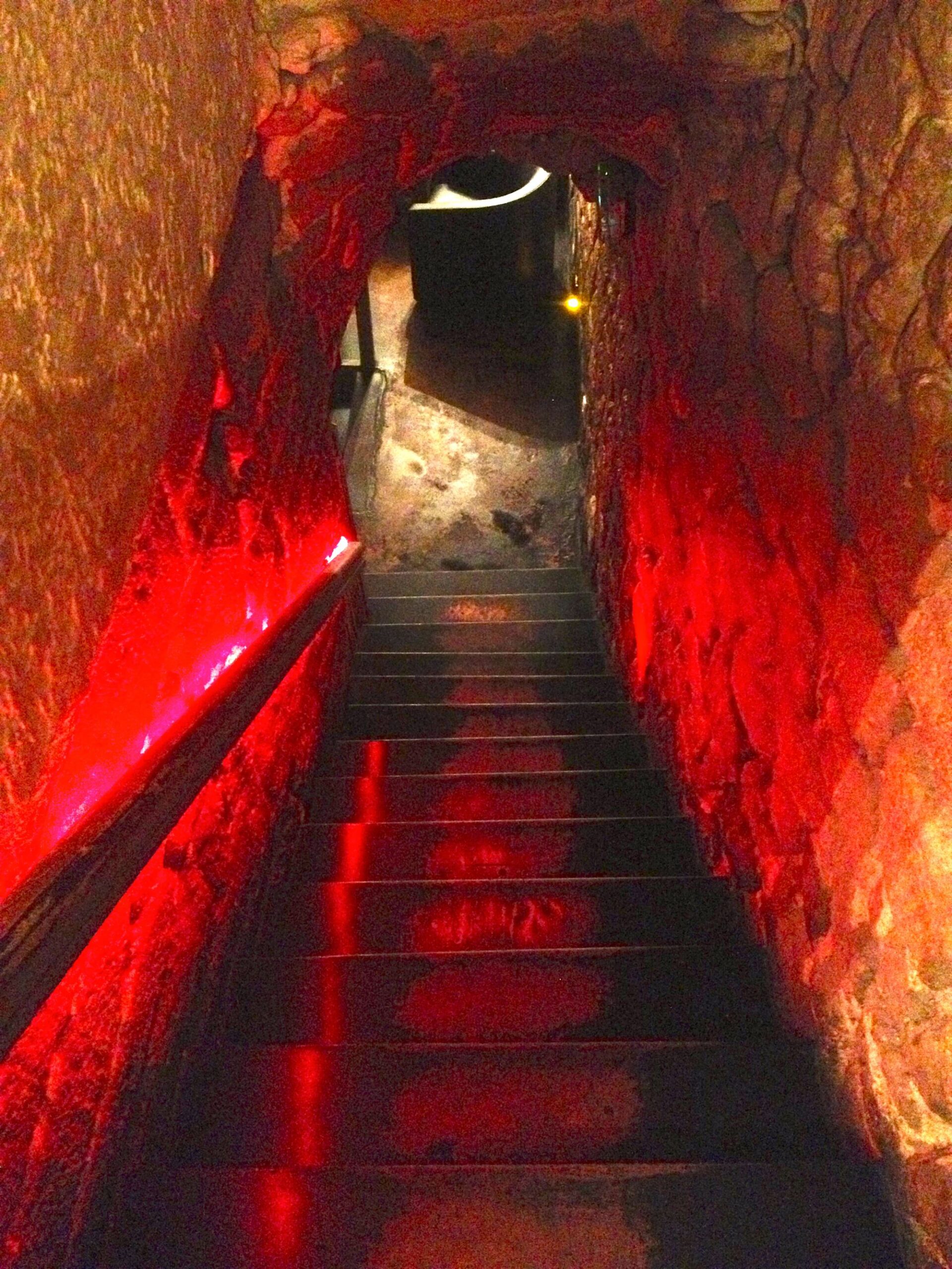 L'escalier menant à la cave du Mercado Marais