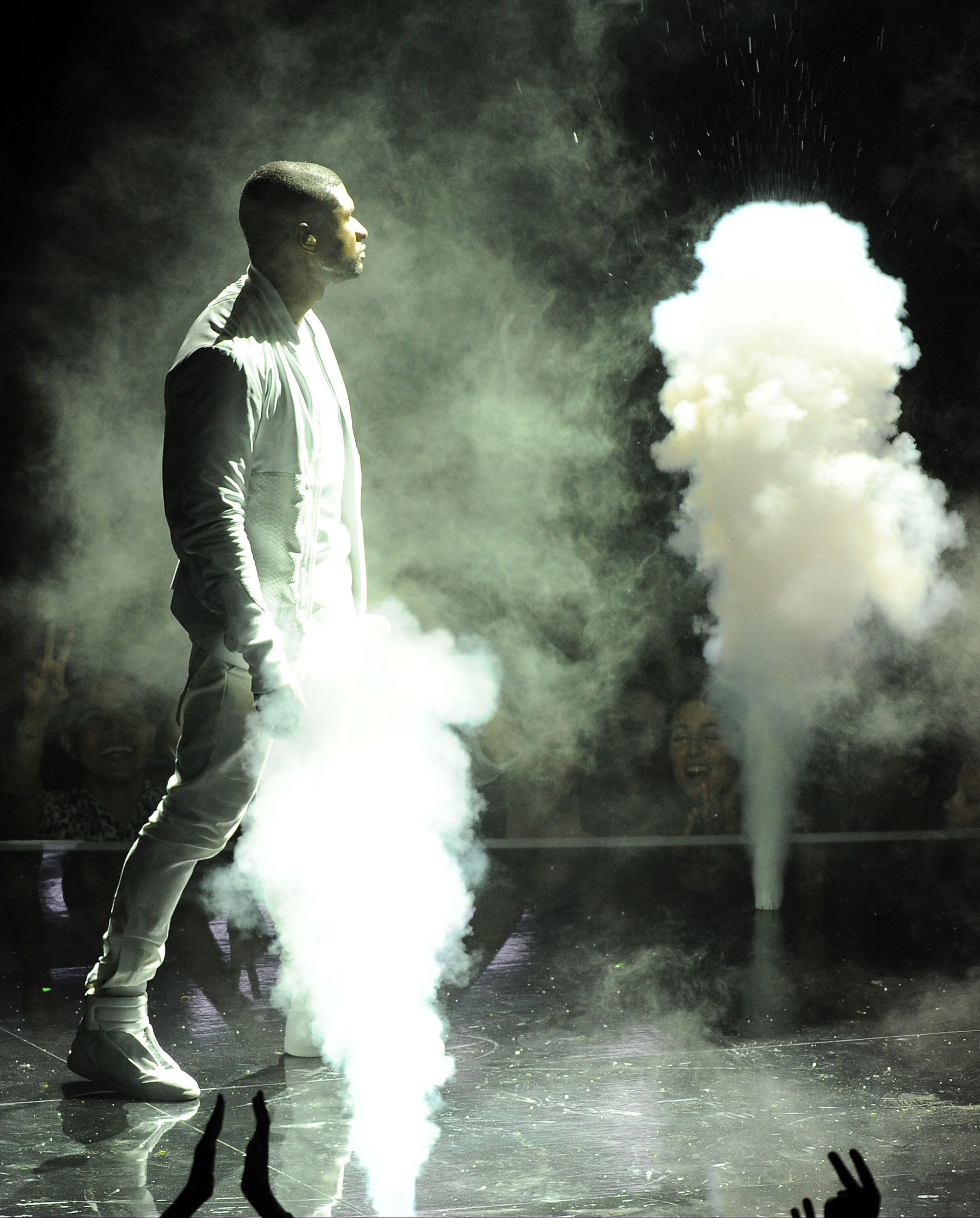 Usher et la fumée au VMA 2014