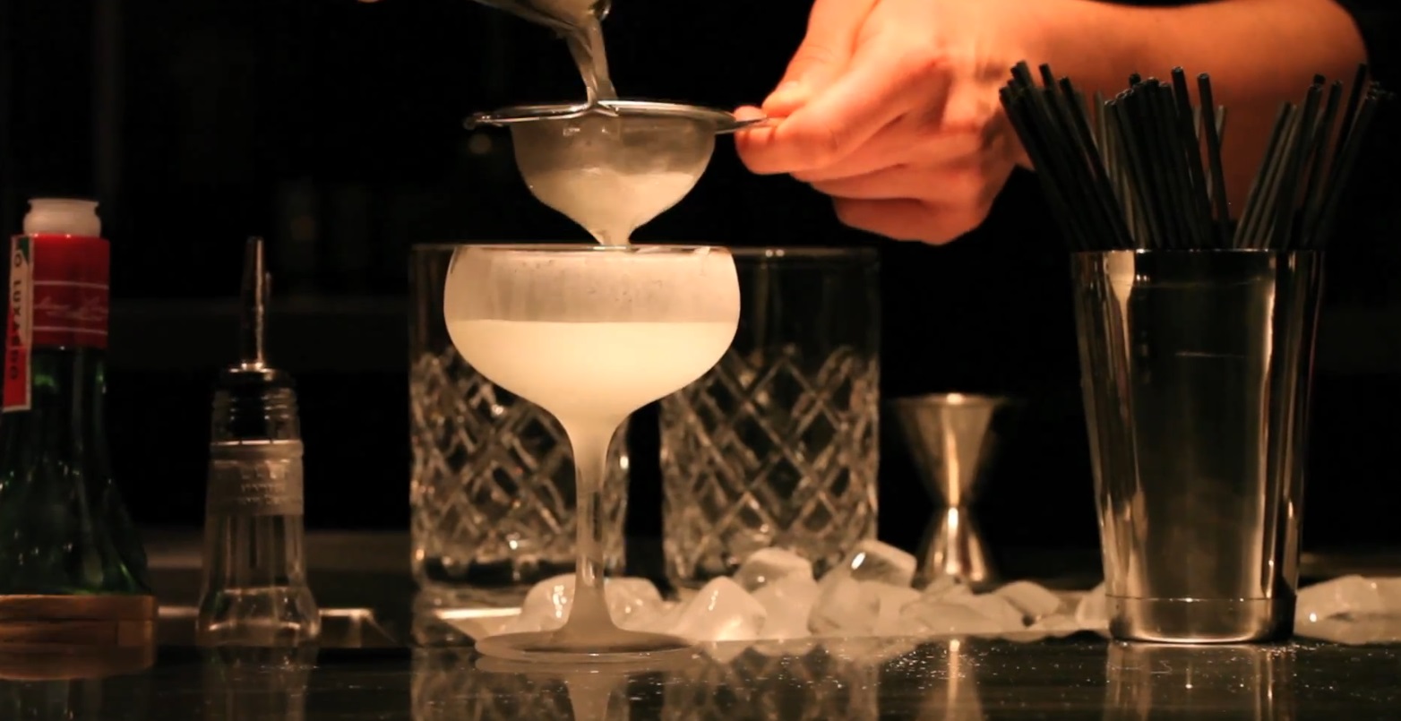 Une préparation de cocktail à l'Aviary de Chicago