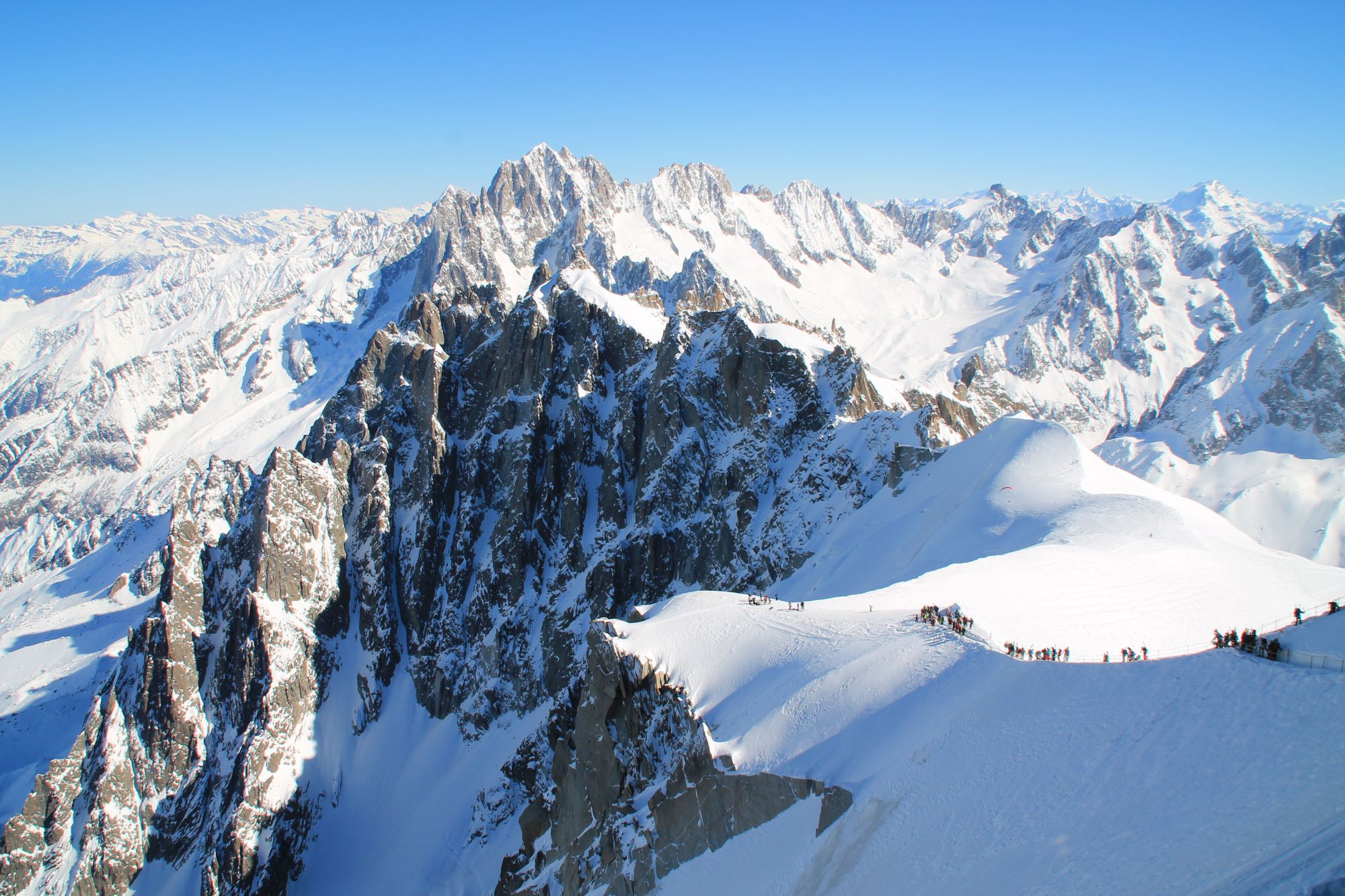 La vue en haut de l'Aiguille du Midi en mars 2014
