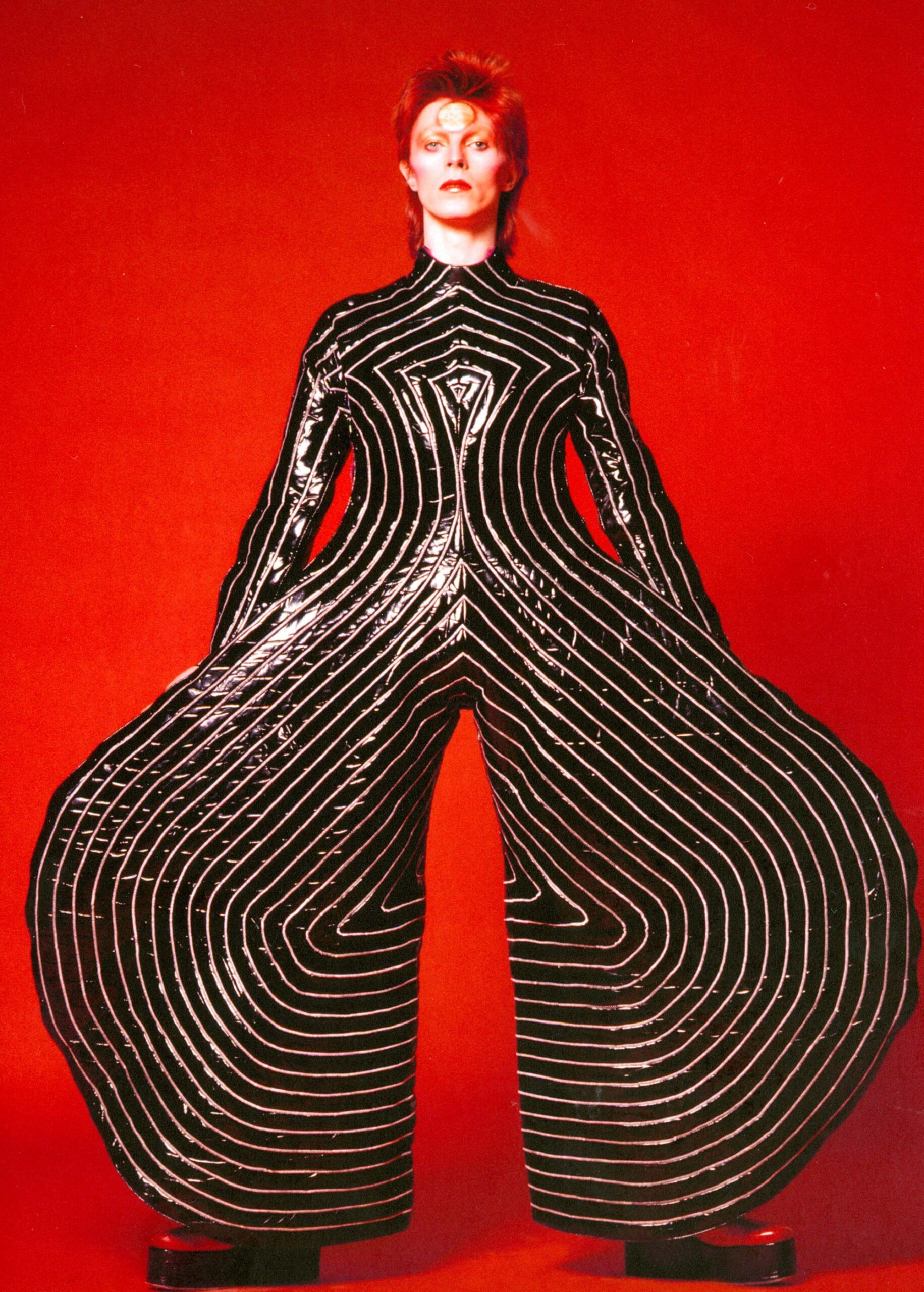 Exposition David Bowie is à la Philharmonie de Paris, du 3 mars au 31 mai 2015 - Costume de scène dessiné par Kansai Yamamoto pour le Aladdin Sane Tour (1973)