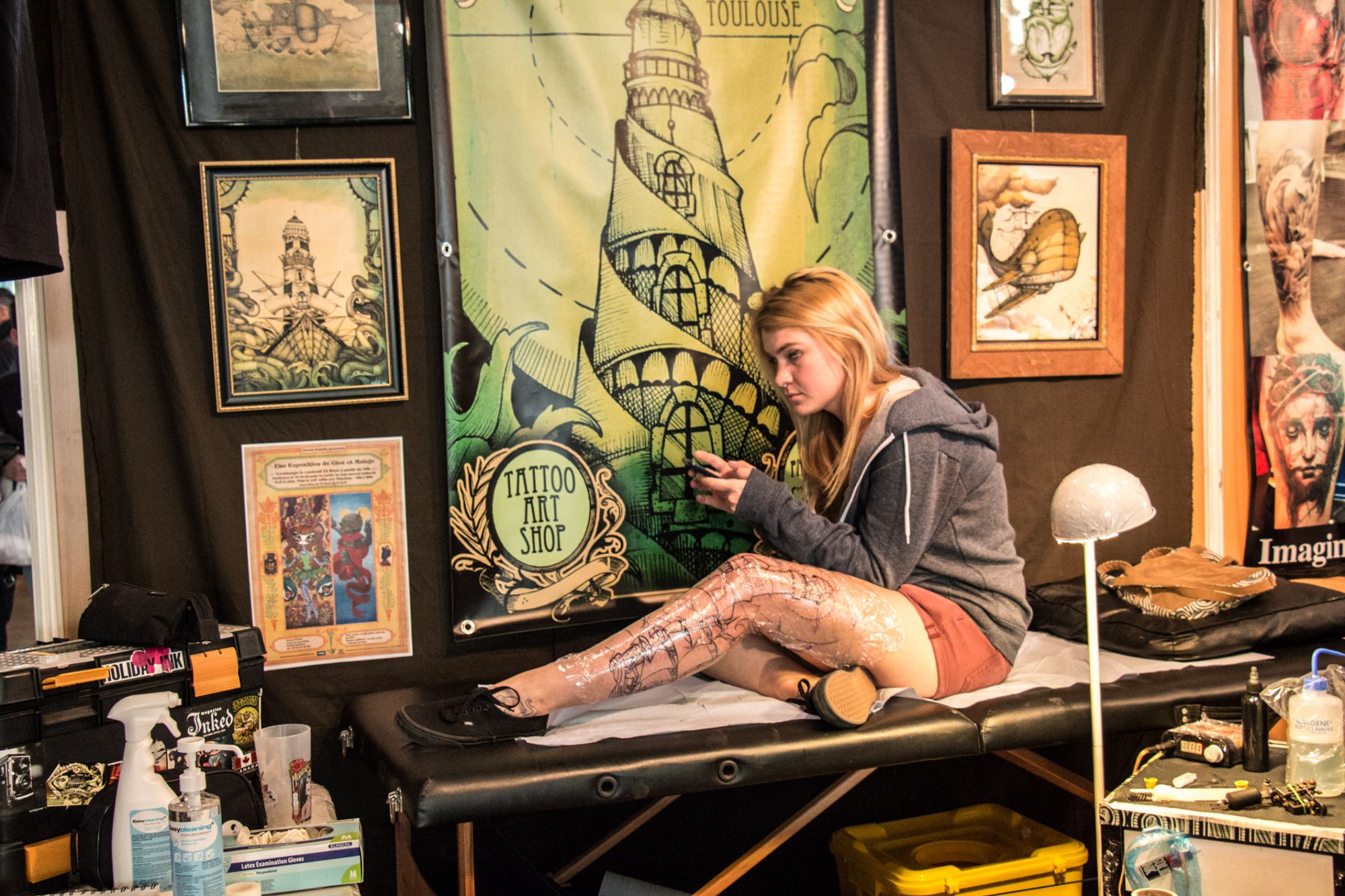 Marie-Anne, 21 ans : "Je viens de me faire tatouer un thème marin, pour l'instant il y a le bateau et le phare".