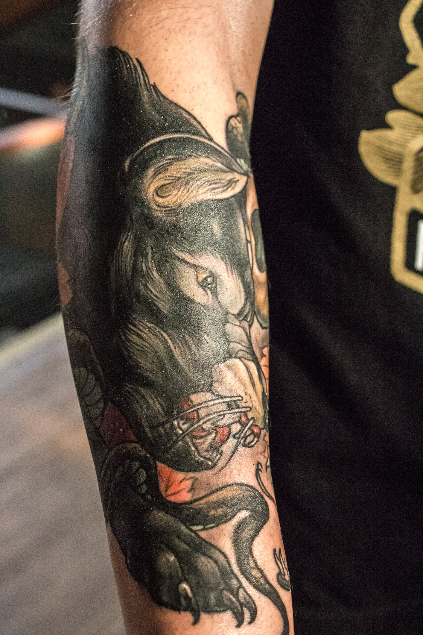 Dino : "C'est un tatouage d'Alex Gotza de l'atelier Dirty Roses tattoo".