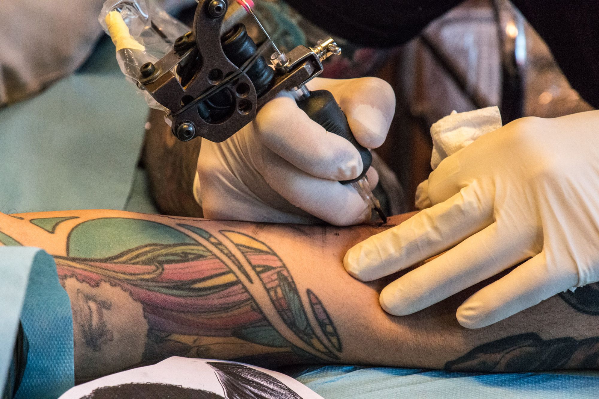 Le tatoueur Easy Sacha en plein travail au Mondial du tatouage vendredi 6 mars 2015 - Photo 3