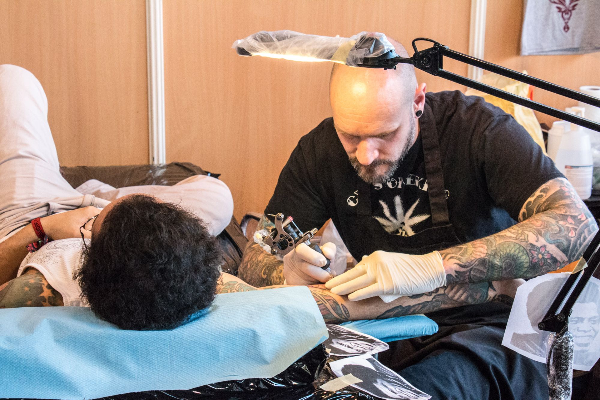 Le tatoueur Easy Sacha en plein travail au Mondial du tatouage vendredi 6 mars 2015 - Photo 4