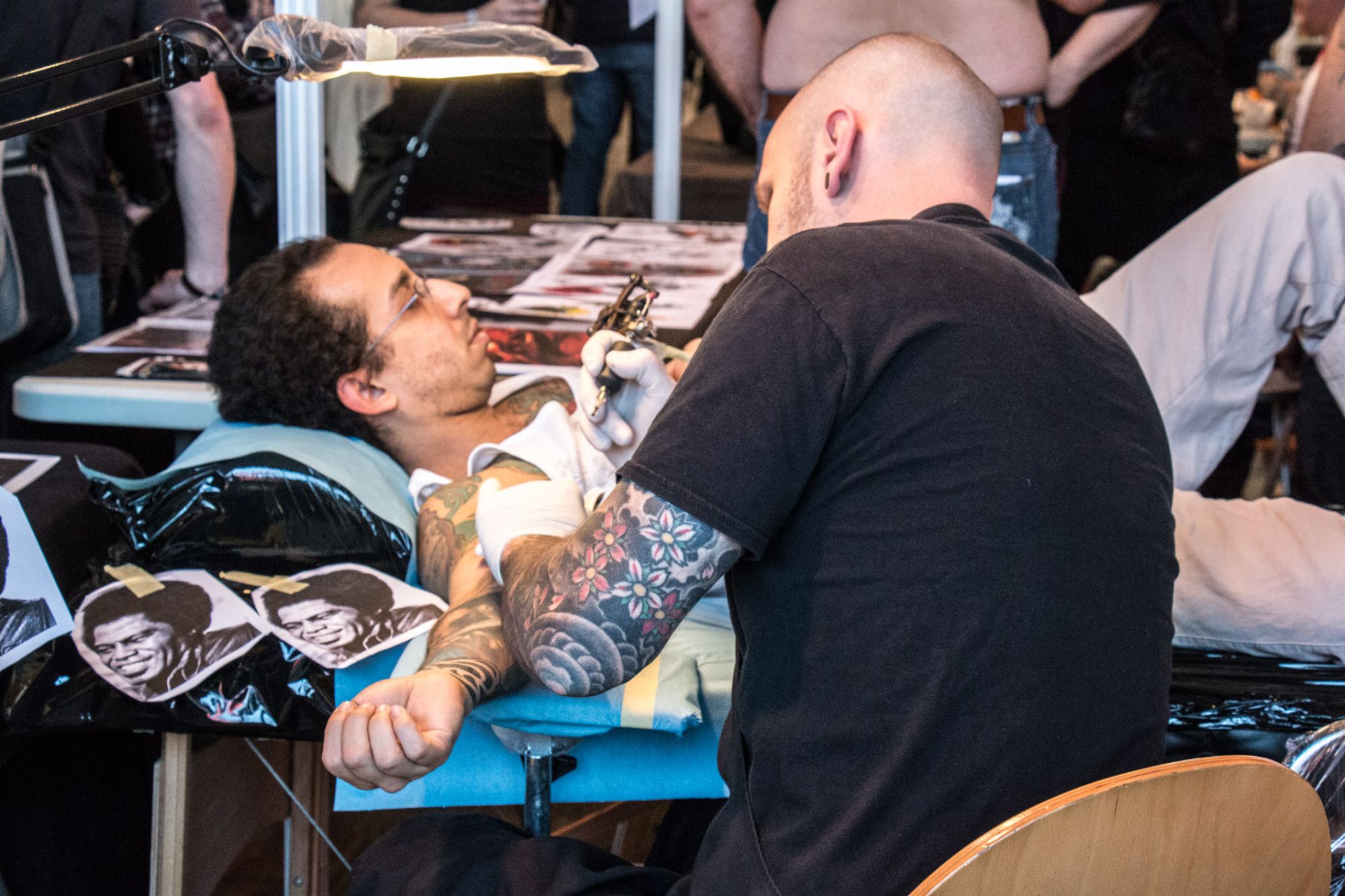 Le tatoueur Easy Sacha en plein travail au Mondial du tatouage vendredi 6 mars 2015 - Photo 2
