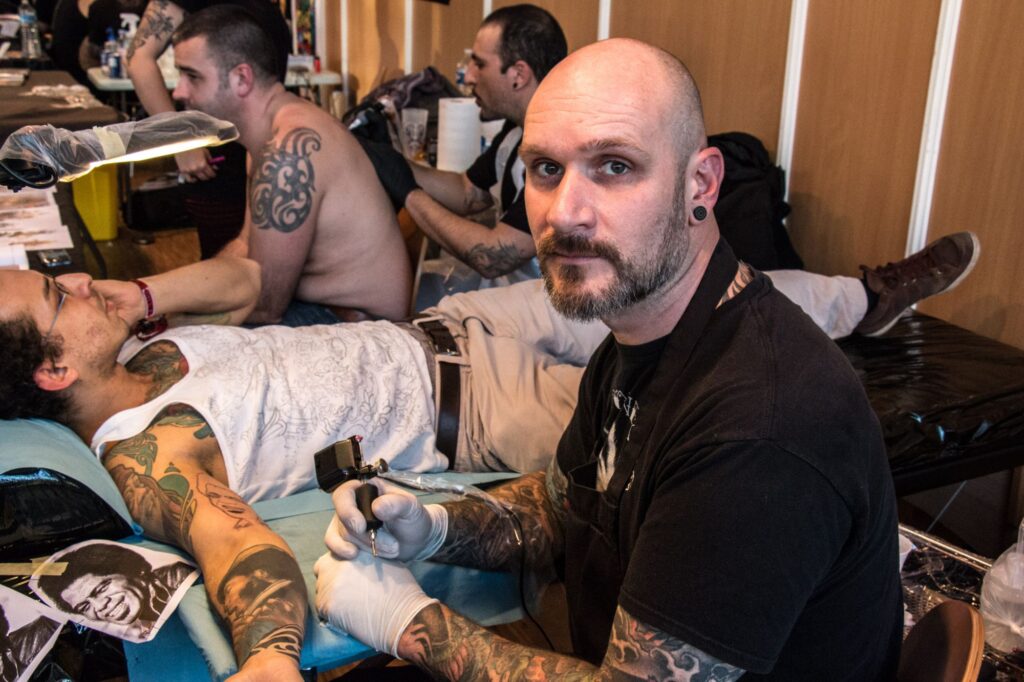 Le tatoueur Easy Sacha en plein travail au Mondial du tatouage vendredi 6 mars 2015 - Photo 1