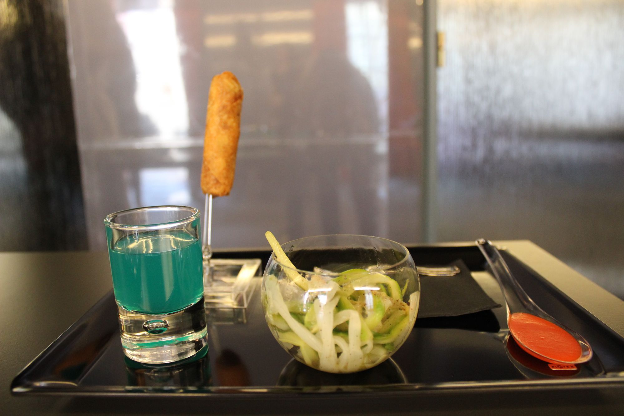 Le cocktail "Le Kube", sa salade d'asperges, sa pastilla de poulet et son velouté au poivron