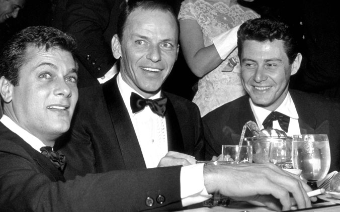 Tony Curtis, Franck Sinatra et Eddie Fisher en noeuds papillons, aux Golden Globe Awards à Los Angeles