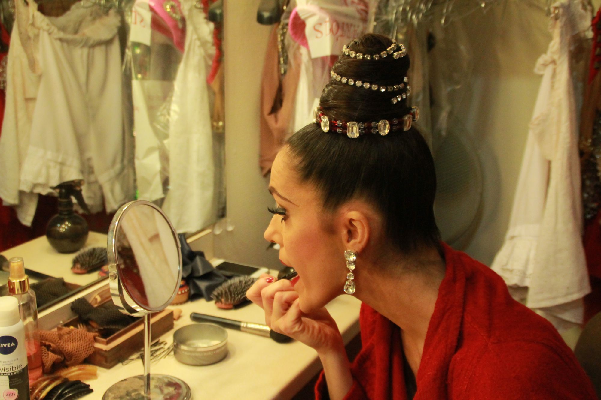 Ophelia, en pleine séance maquillage au Moulin Rouge