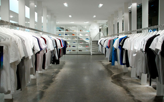L'espace Streetwear avec mur de sneakers et T-shirt siglés