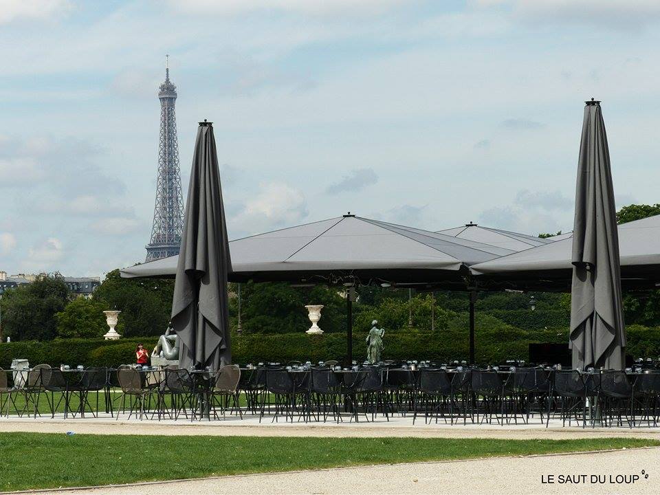 La terrasse du Saut du Loup - vue sur la Tour Eiffel