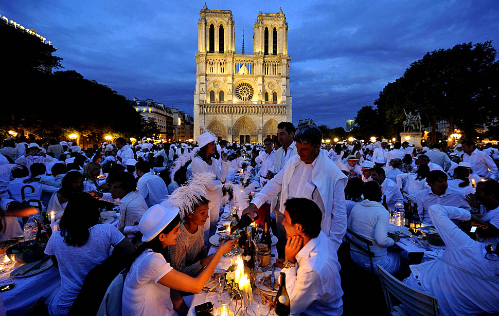 Le diner en Blanc en 2011, sur le parvis de Notre Dame de Paris