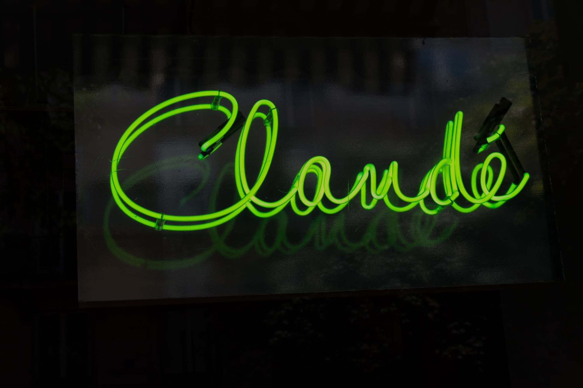 Clandé, anciennement Clandestino - Le néon à l'entrée.