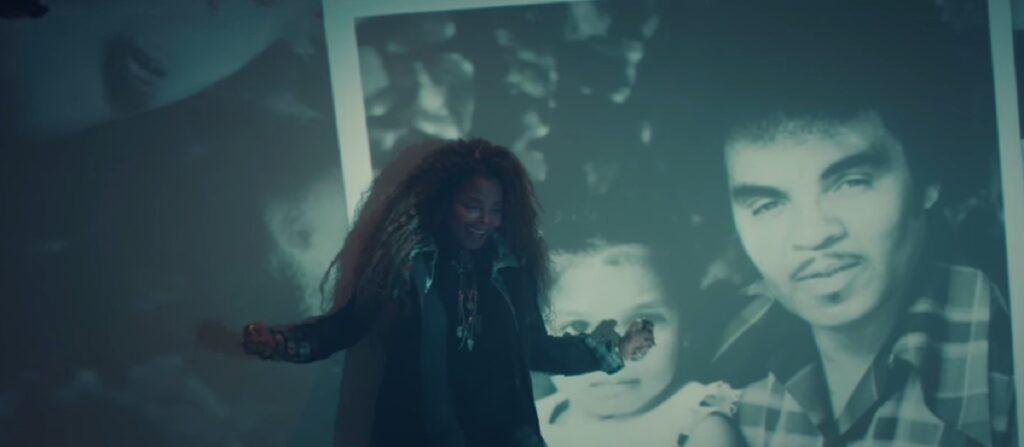 Janet Jackson dans le clip de "No Sleeep"