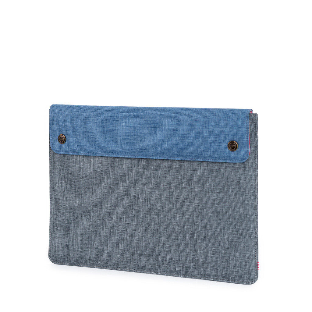 Herschel Spokane Sleeve, design minimaliste pour cette housse de laptop - 50€
Plusieurs coloris disponibles : Denim - Blanc cassé / teal - Chambray - Noir