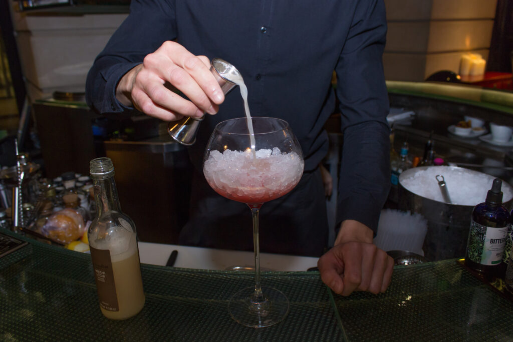 La préparation du Blush Me Up, un cocktail sans alcool du LolaBar