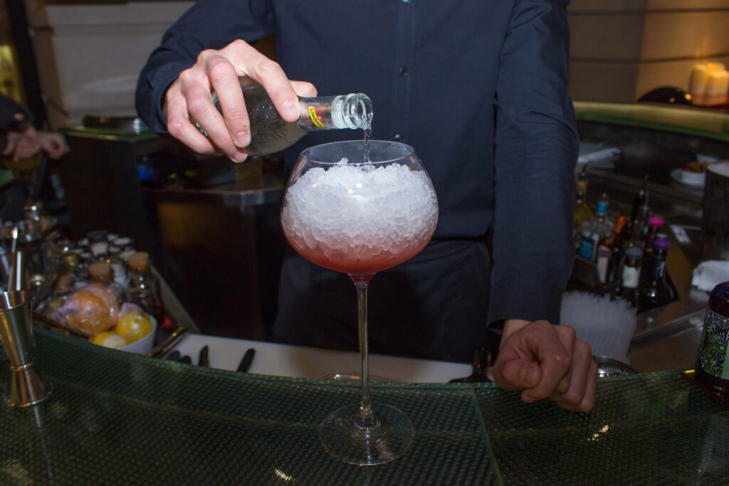 La préparation du Blush Me Up, un cocktail sans alcool du LolaBar