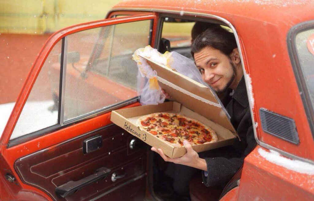Un homme se marie avec une pizza