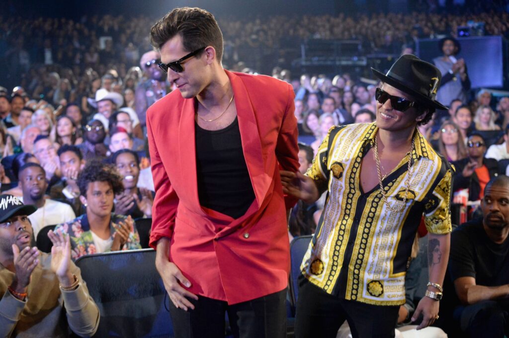 Mark Ronson et Bruno Mars aux VMAs, où ils remportaient déjà une récompense pour leur collaboration.