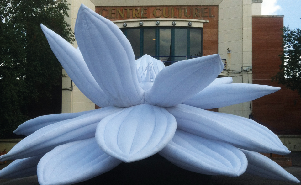 La fleur de lotud blanche de Choi Jeong Hwa à l'expo 