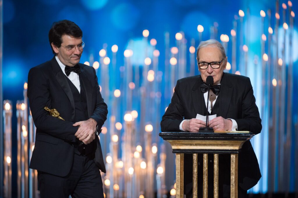 Ennio Morricone reçoit l'Oscar de la meilleure musique de film.