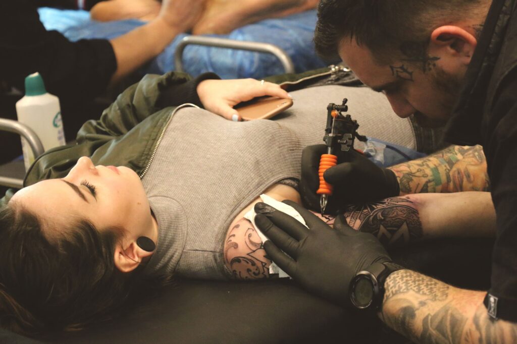 Mondial du Tatouage - un tatoueur en plein besogne