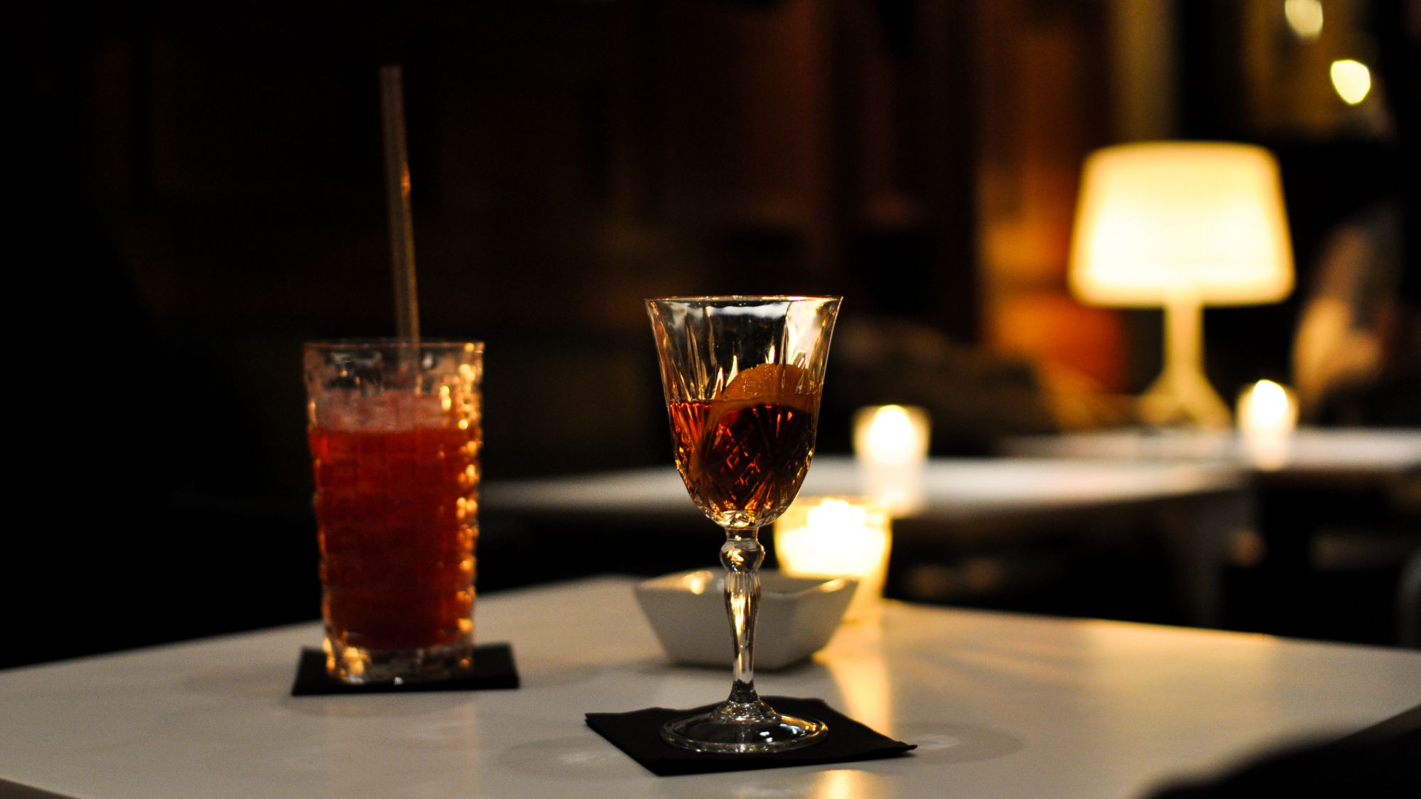 Les cocktails Martinez et Krassnaïa Gora du Forvm Classic Bar.