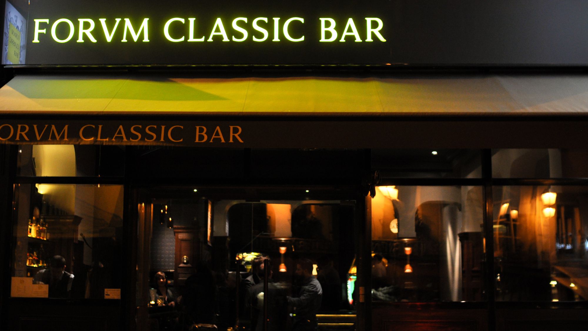 La façade du Forvm Classic Bar.