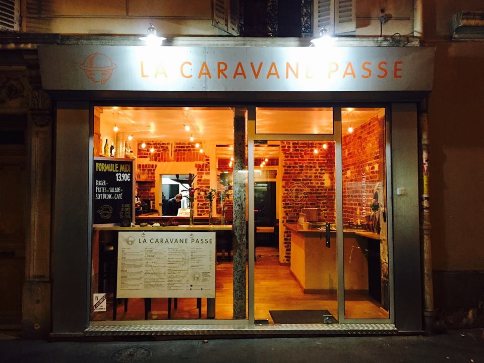 La façade du restaurant La Caravane Passe.