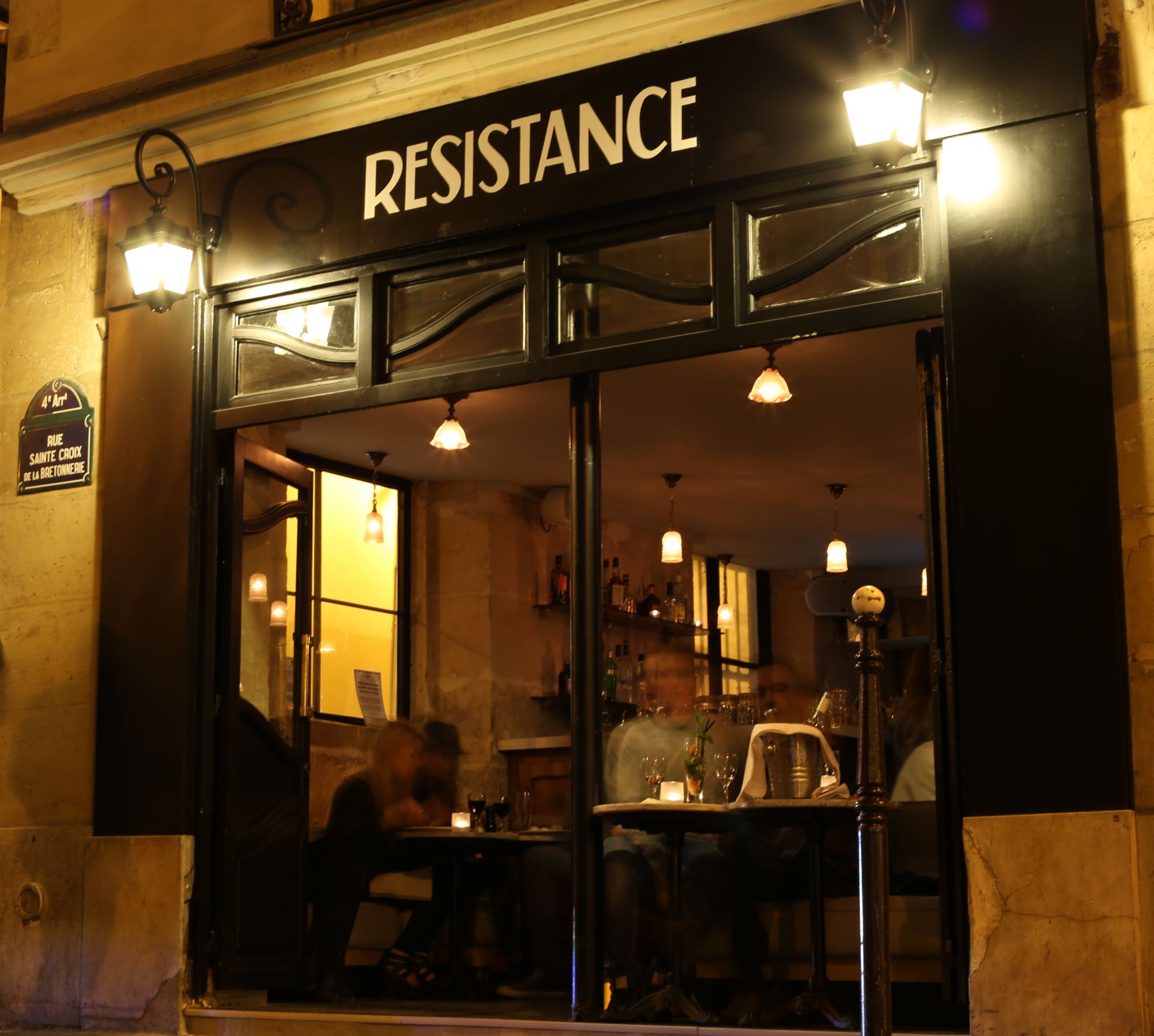 La façade de Résistance, 16 rue Sainte-Croix de la Bretonnerie à Paris.