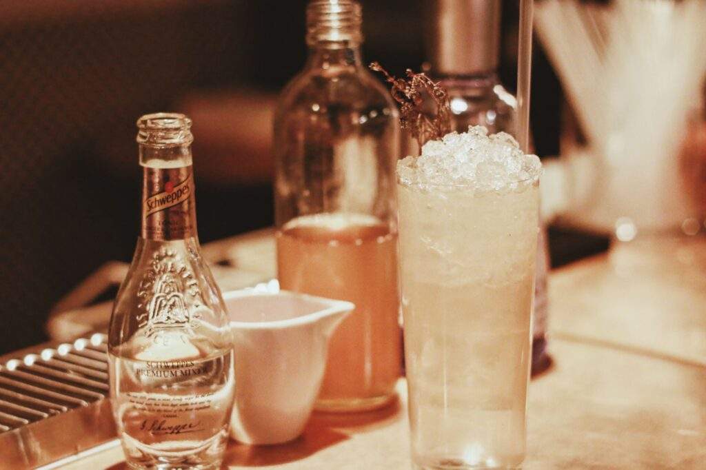 Le sirop de miel au thym séché fait partie des ingrédients du cocktail Smoked Time.