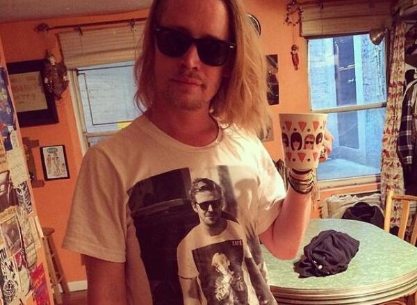 Macaulay Culkin porte un tee-shirt de Ryan Gosling
