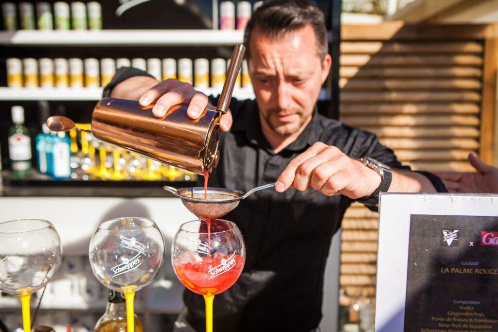 La préparation du cocktail Palme Rouge