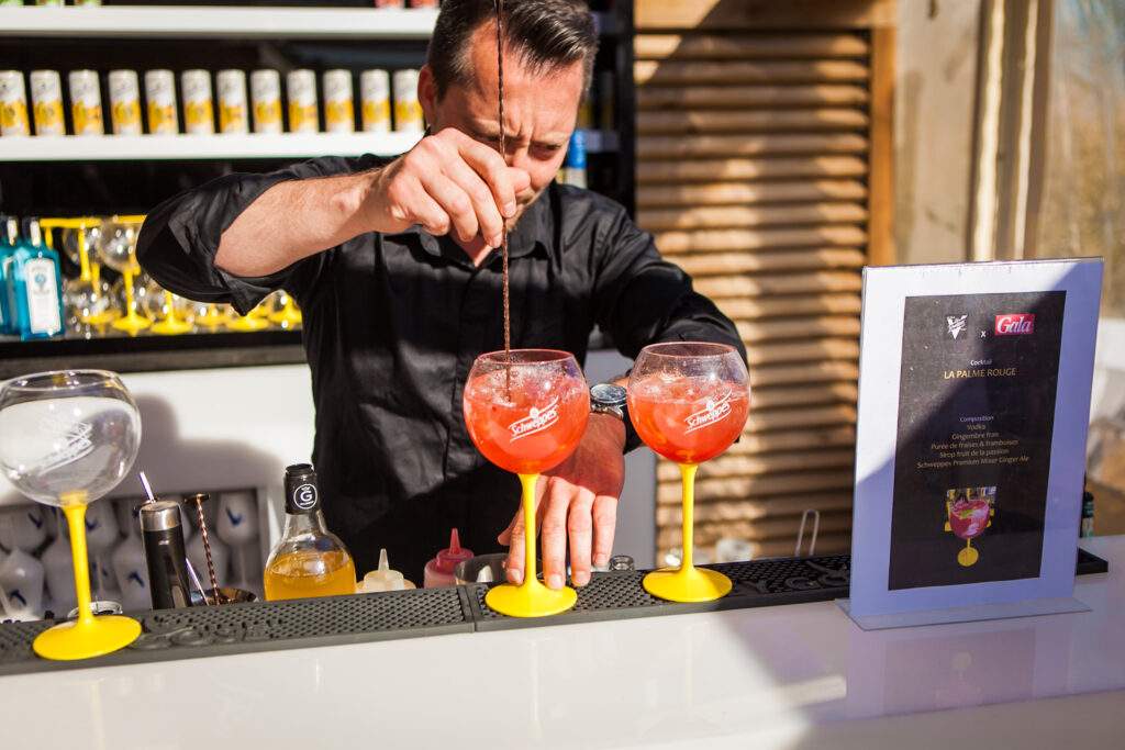 La préparation du cocktail Palme Rouge