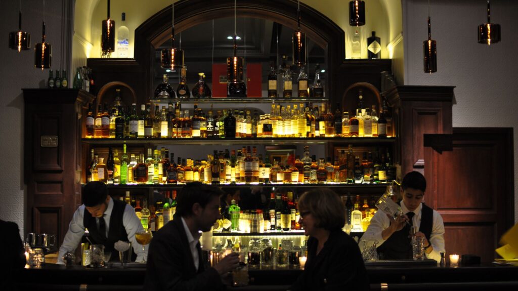 Le Forvm Classic Bar, 29 rue du Louvre, 75002 Paris.