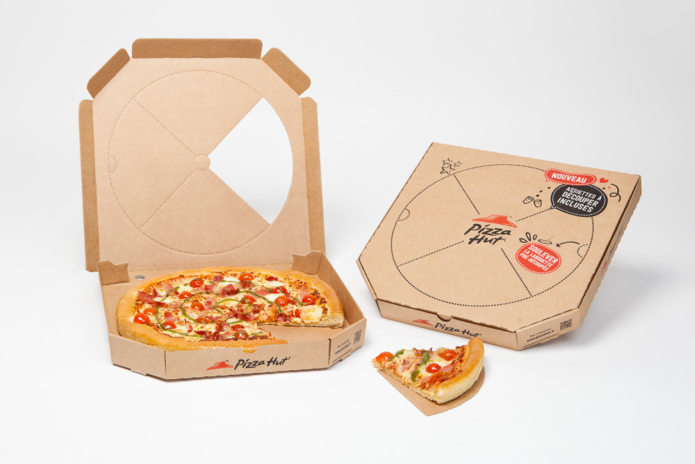 La boîte à pizza avec un couvercle prédécoupé de Pizza Hut