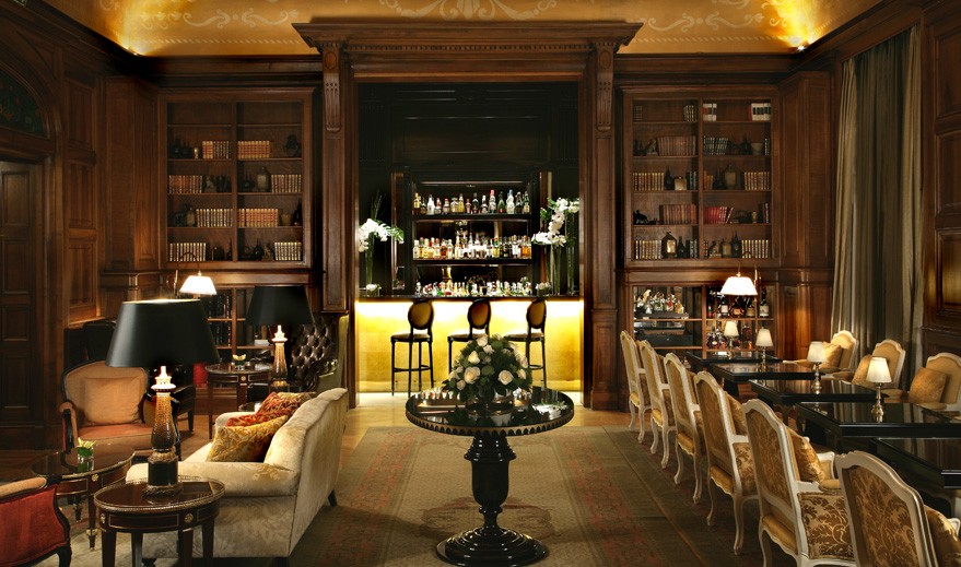 Le bar Stradivarius Bar du Tiara Château Hôtel Mont Royal Chantilly - Photo 9