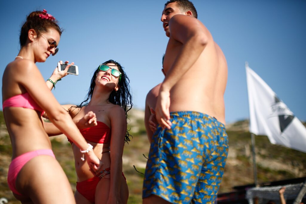 Les festivaliers dansent sur Mar A Beach ce samedi 9 juillet 2016