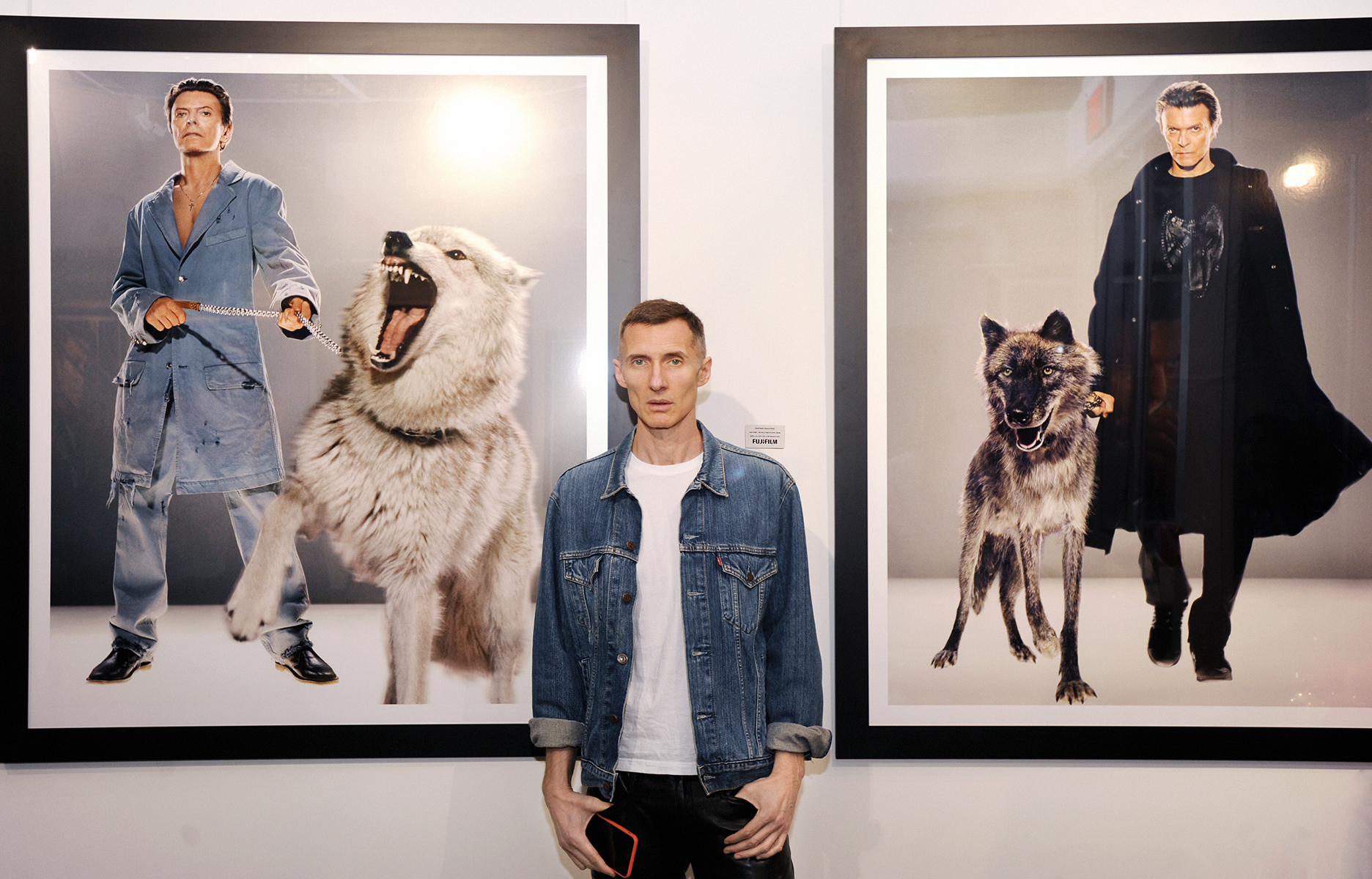 Le photographe Markus Klinko devant ses photos de David Bowie