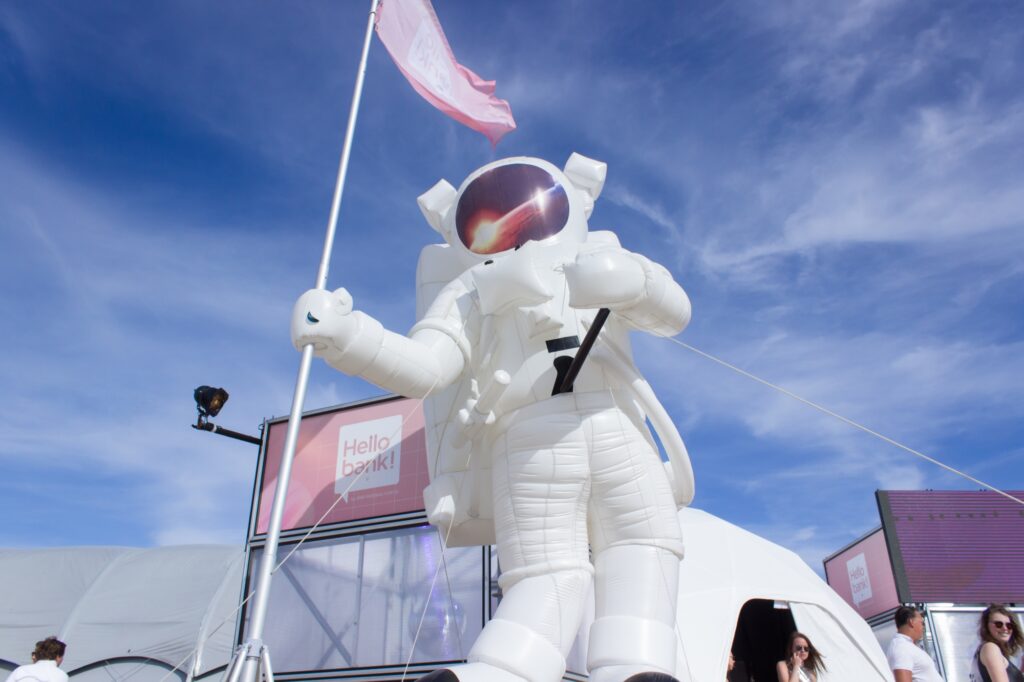 L'astronaute gonflable géant à l'entrée de la scène Bloody Louis
